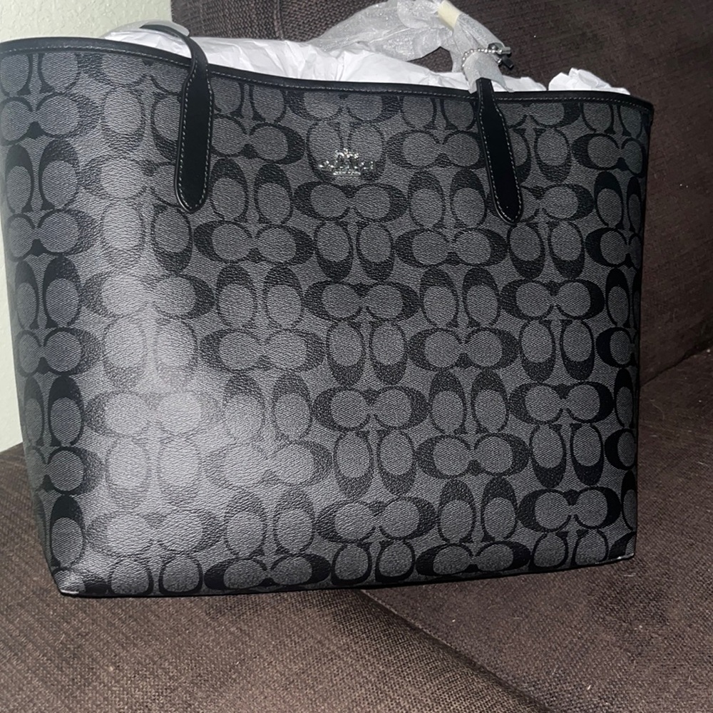 Cute brand new large coach purse! Costs $395